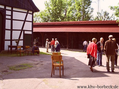 Bild 2 Ausstellungseröffnung der Ausstellung Rauminstallation auf dem Steenkamp-Hof