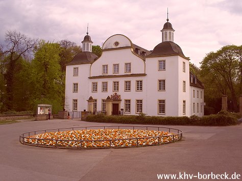 Bild 1 zur Galerie: Der KHV besichtigt das restaurierte Schloss Borbeck