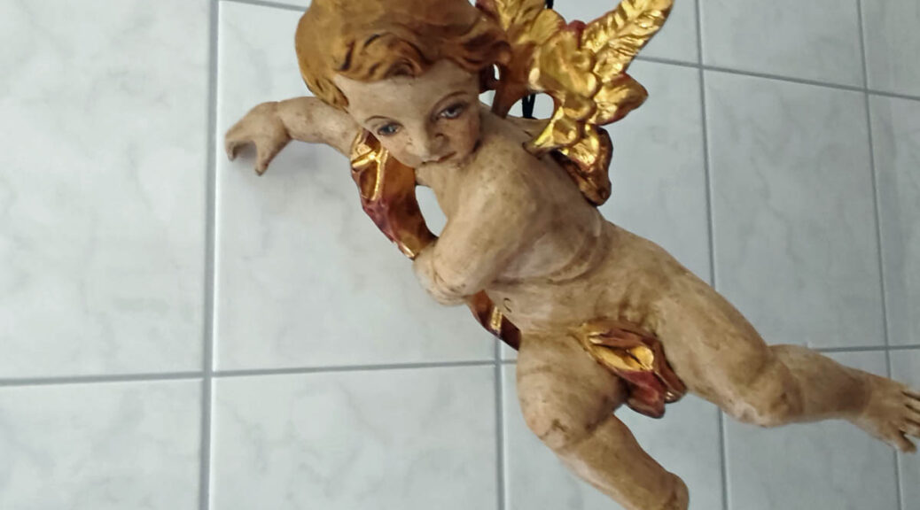 Auch diese süße Putte steht zum Verkauf. Sie ist aus Lindenholz und die Flügelchen sind blattvergoldet.
